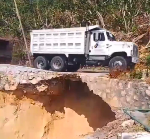 Se forma un socavón gigante de más de 15 metros en Guerrero