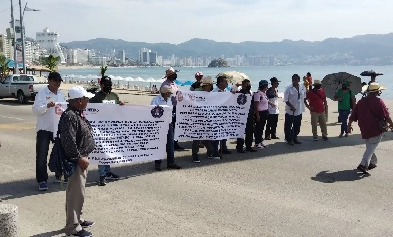 Manifestación en Guerrero por parte de pensionados y jubilados de la Fiscalía