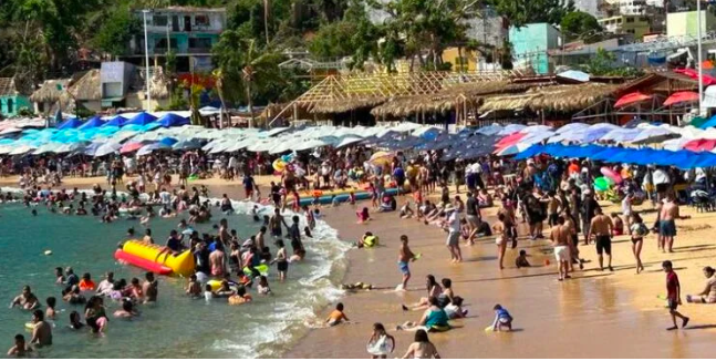 Turistas llenan las playas de Guerrero