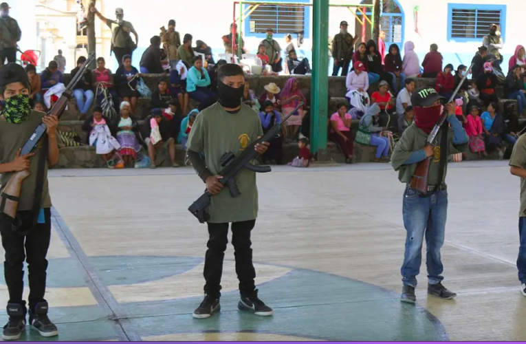 Terrible: niñas y niños de Guerrero fueron armados con pistolas y escopetas para defender a su comunidad